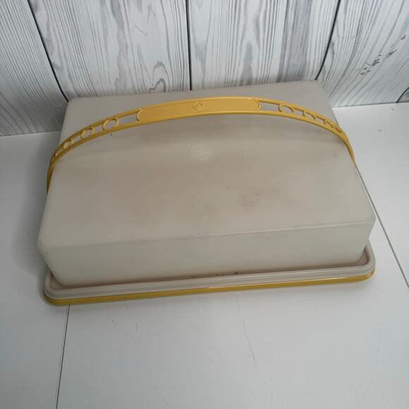 Vintage Tupperware Harvest Gold Rectangular Sheet Cake Carrier with Handle 622-5 - Picture 1 of 7